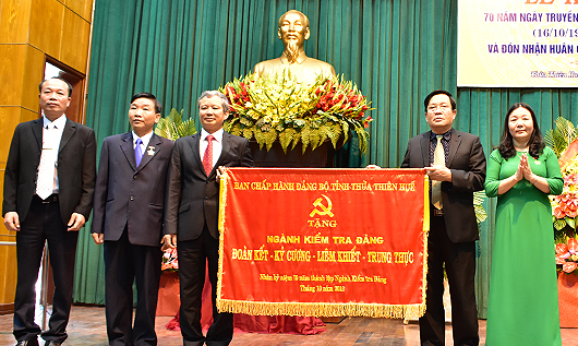Ông Lê Trường Lưu, thay mặt Đảng Bộ tỉnh Thừa Thiên Huế tặng ngành kiểm tra Đảng bộ Tỉnh bức trướng: “Đoàn kết - Kỷ cương - Liêm khiết - Trung thực”