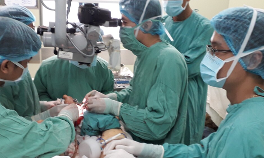 Các bác sỹ đang tiến hành  phẫu thuật cho bệnh nhân. 