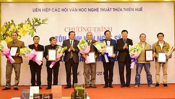Ông Nguyễn Dung, Phó chủ tịch UBND tỉnh Thừa Thiên Huế trao  thưởng các tác phẩm, công trình xuất sắc cho các văn nghệ sĩ