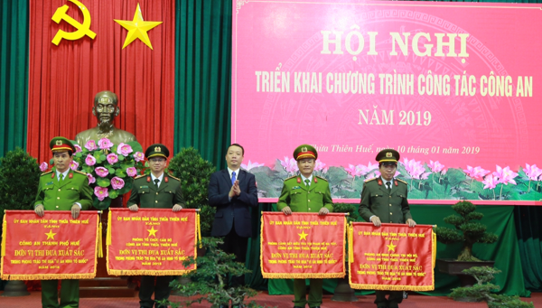 Ông Phan Thiên Định – Phó Chủ tịch UBND tỉnh tặng cờ đơn vị xuất sắc trong phong trào thi đua “Vì an ninh Tổ quốc” cho các đơn vị. 