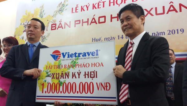 Phó Chủ tịch UBND tỉnh Phan Thiên Định cùng ông Nguyễn Quốc Kỳ, Tổng Giám đốc Vietravel tại buổi ký kết