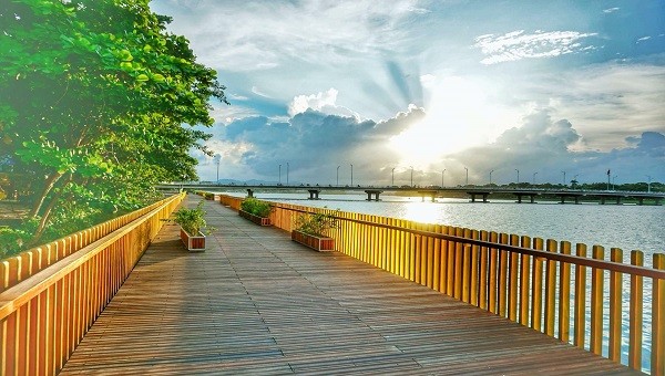 Cầu đi bộ bằng gỗ lim bên sông Hương 