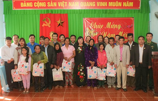 Bà Đào Thị Mai Hường, Chánh án TAND tỉnh Thừa Thiên Huế  tặng 20 suất quà Tết tại UBND xã Hồng Trung