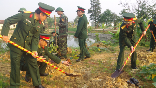 Cán bộ, chiến sĩ Bộ CHQS tỉnh trồng cây đầu năm mới