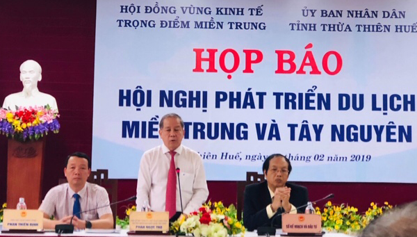 Ông Phan Ngọc Thọ, Chủ tịch UBND tỉnh Thừa Thiên Huế chủ trì buổi họp báo 