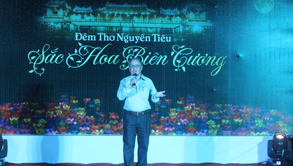 Nhà thơ Võ Quê ngâm bài Sen Huế tại đêm thơ 