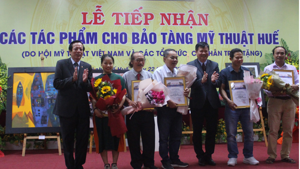 Ông Nguyễn Dung, Phó chủ tịch UBND tỉnh Thừa Thiên Huế tặng hoa cho các hoạ sỹ 