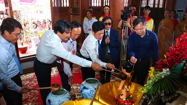 Đại diện lãnh đạo tỉnh và chính quyền địa phương tiến hành nghi thức tắm Phật