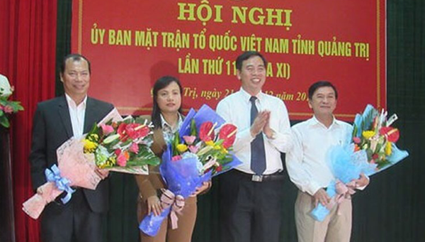 Ông Nguyễn Đăng Quang (Thứ hai từ phải sang) vừa được bầu làm Phó Bí thư Thường trực Tỉnh uỷ Quảng Trị 