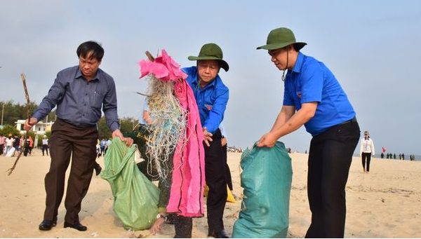 Ông Phan Ngọc Thọ, Chủ tịch UBND tỉnh Thừa Thiên Huế cùng lãnh đạo huyện Phú Vang nhặt rác tại biển Thuận An 