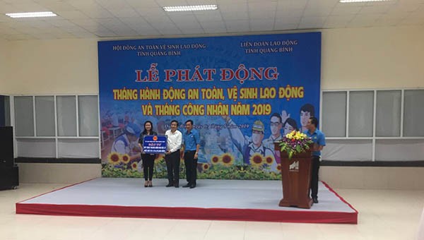 Phó Chủ tịch thường trực UBND tỉnh Nguyễn Xuân Quang trao tiền hổ trợ đầu tư xây dựng Trường Mầm Non Bắc Lý.