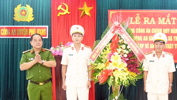 Đại tá Lê Văn Vũ, Phó giám đốc CA tỉnh trao quyết định và tặng hoa chúc mừng cán bộ, chỉ huy về công tác tại Công an các xã trọng điểm huyện Phú Vang .  