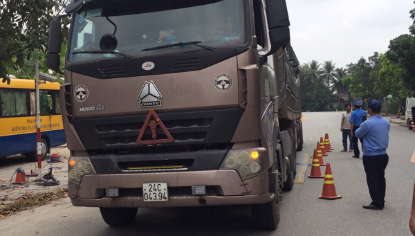 Thanh tra giao thông Thừa Thiên Huế đang kiểm tra tải trọng xe 