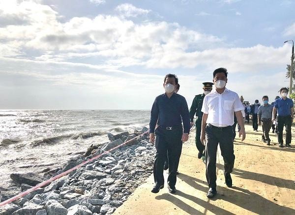 Ông Đặng Văn Minh, Chủ tịch UBND tỉnh Quảng Ngãi( áo xanh đậm, bên trái) đi kiểm tra thực tế tình hình sạt lở bờ biển thôn Phổ Trường, xã Nghĩa An.