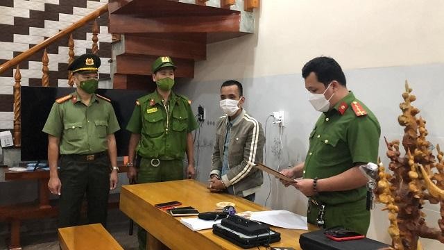 Lực lượng chức năng đọc lệnh bắt Nguyễn Hồ Hát. (Ảnh: CA)