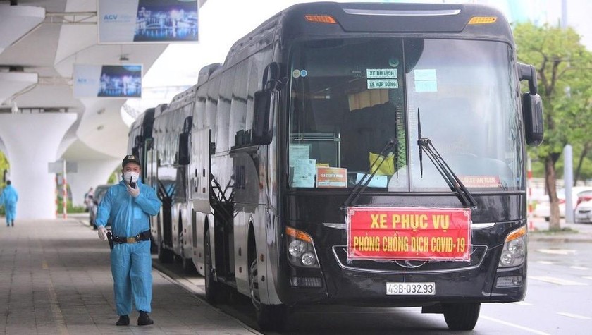 Xe đưa hành khách từ sân bay Đà Nẵng về nơi cách ly