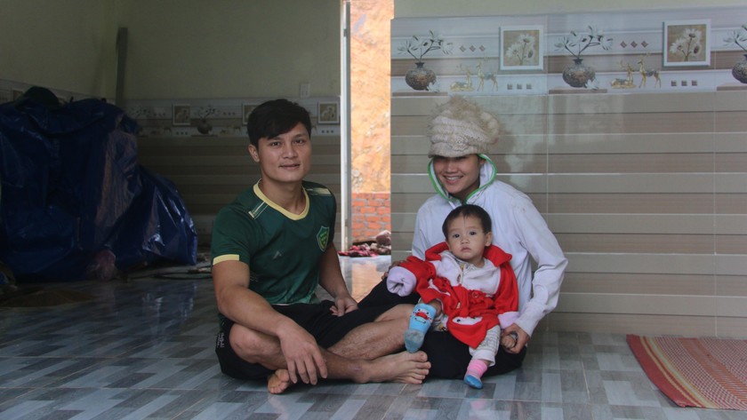 Gia đình anh Hồ Văn Long vui mừng được ở trong ngôi nhà mới.