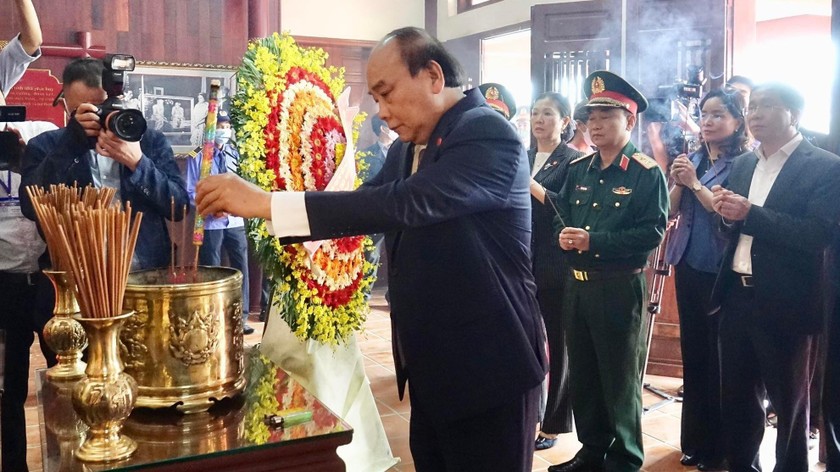 Chủ tịch nước Nguyễn Xuân Phúc dâng hương tưởng nhớ cố Thủ tướng Phạm Văn Đồng.