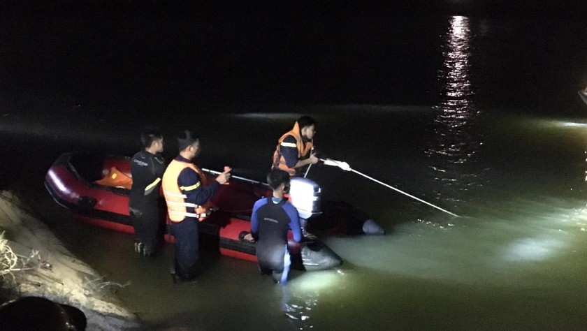 Lực lượng chức năng tổ chức tìm kiếm nam sinh chết đuối tại đập Tân Quan. (Ảnh: CA)