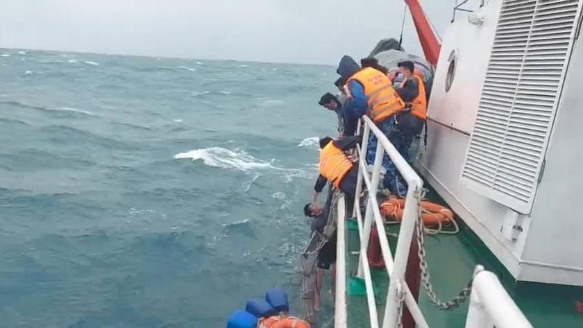 Tàu Cảnh sát biển CSB 4032 tiếp cận và cứu ngư dân gặp nạn