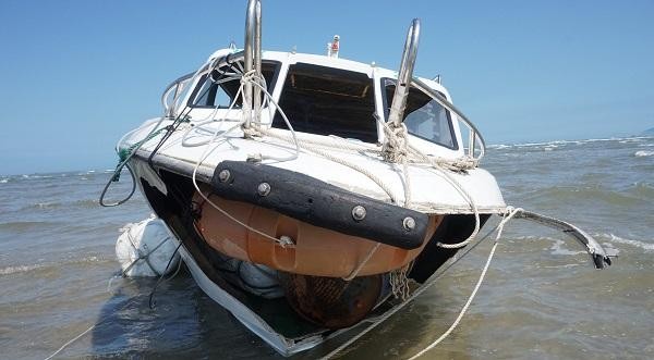 Chiếc ca nô gặp nạn khiến 17 người chết ở biển Cửa Đại.