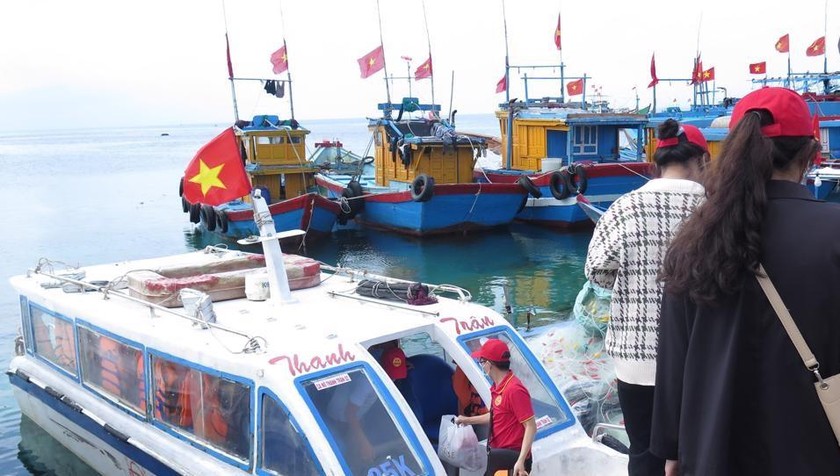 Ca nô là phương tiện vận tải hành khách từ đảo Lớn sang đảo Bé và ngược lại ở huyện đảo Lý Sơn