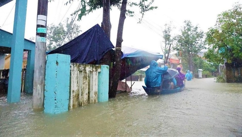 Chủ tịch tỉnh Quảng Ngãi chỉ đạo các cấp ngành trực thuộc khẩn trương tổ chức các biện pháp ứng phó với thời tiết nguy hiểm trên biển và mưa lớn ở đất liền.