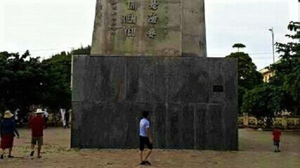 Du khách đang tham quan tượng đài Hải đội Hoàng Sa tải huyện đảo Lý Sơn.