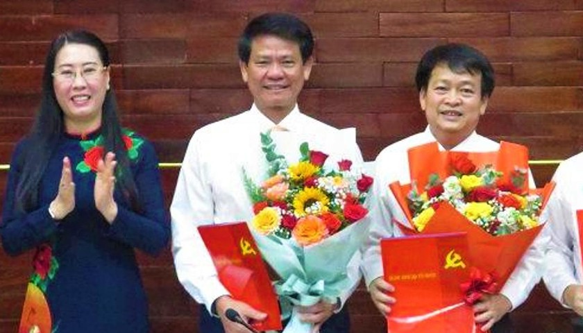 Bà Bùi Thị Quỳnh Vân, Bí thư Tỉnh ủy, Chủ tịch HĐND tỉnh trao quyết định, tặng hoa chúc mừng các đồng chí được phân công nhiệm vụ mới