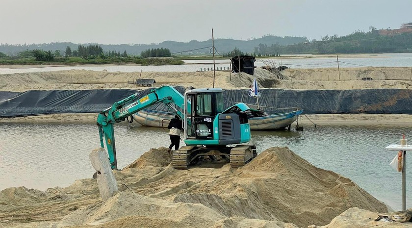 Một cảnh đang khai thác cát ở tỉnh Quảng Ngãi.
