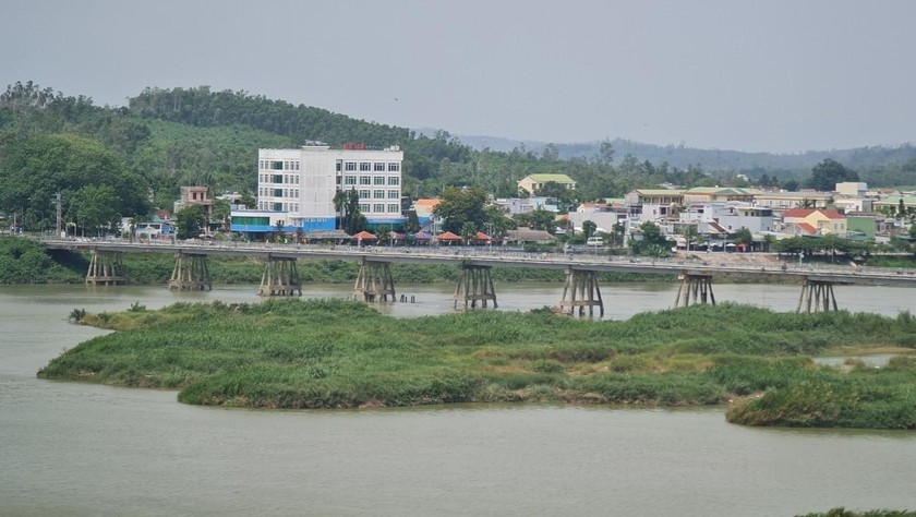 Cầu Trà Khúc 1 được xây năm 1964, đây là cây cầu đầu tiên bắc qua sông cùng tên ở TP Quảng Ngãi.
