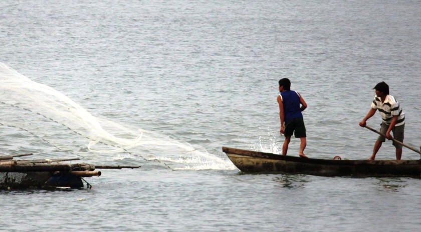 Người dân đánh cá trên đầm An Khê ở thị xã Đức Phổ, Quảng Ngãi.