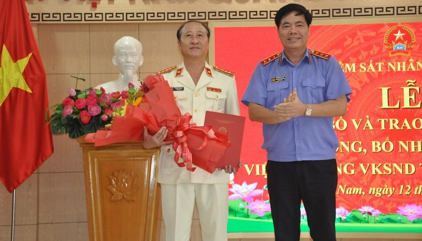 Ông Trần Hoài Nam (áo trắng) nhận quyết định bổ nhiệm Viện trưởng VKSND Quảng Nam .