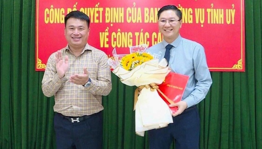 Ông Nguyễn Viết Vy, Giám đốc Sở Ngoại vụ (phải) được điều động về Ban Tổ chức Tỉnh uỷ. 