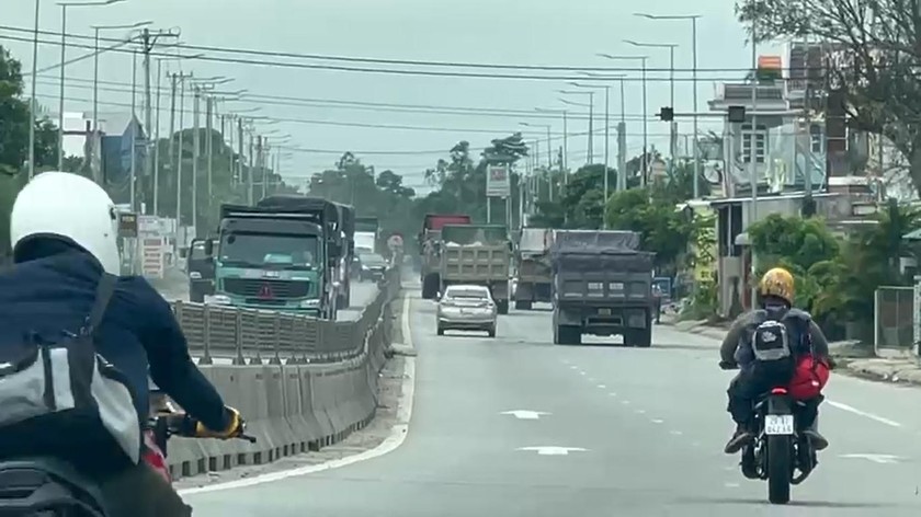 Bình Sơn (Quảng Ngãi): Người dân bức xúc xe trọng tải lớn phóng nhanh vượt ẩu, rơi vãi đá xuống đường