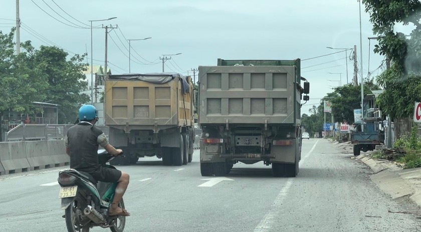 Một tuyến đường tại huyện Bình Sơn phải "gánh" lượng lớn xe tải chở vật tư, vật liệu xây dựng.