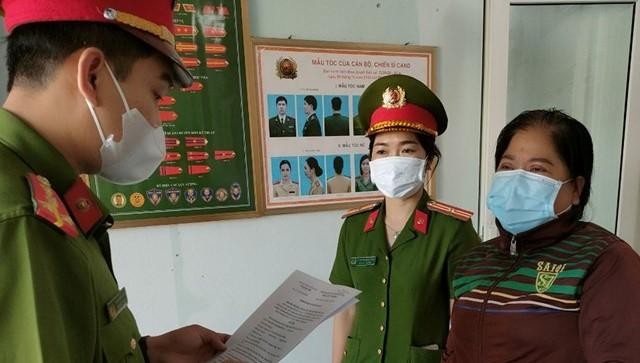 Lực lượng Công an đọc quyết định bắt tạm giam bà Nguyễn Lê Thị Thanh Vân. (Ảnh: CA). 