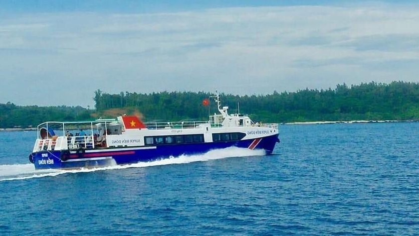 Từ đầu tháng 6, giá vé tàu ra đảo Lý Sơn tăng 35.000 đồng khiến người dân bức xúc.
