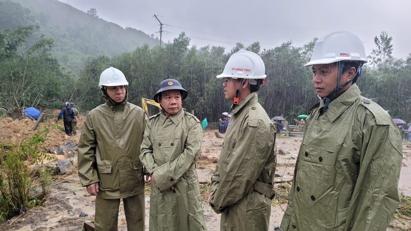 Chủ tịch tỉnh Quảng Ngãi Đặng Văn Minh chỉ đạo công tác cứu nạn tại hiện trường vụ sạt lở.