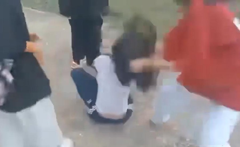 Nhóm nữ sinh đánh hội đồng một nữ sinh cùng trường. (Ảnh: Cắt từ clip)