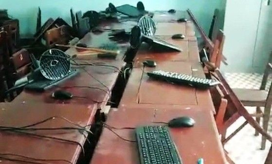 Hàng chục máy vi tính bị nhóm học sinh đập phá.