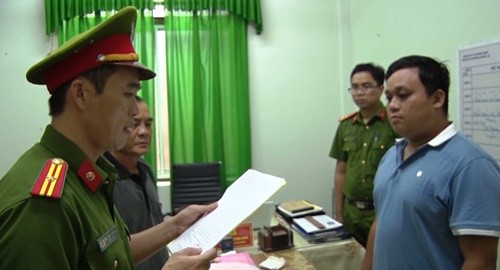 Cơ quan công an đọc lệnh bắt tạm giam đối tượng Nguyễn Văn Triết.
