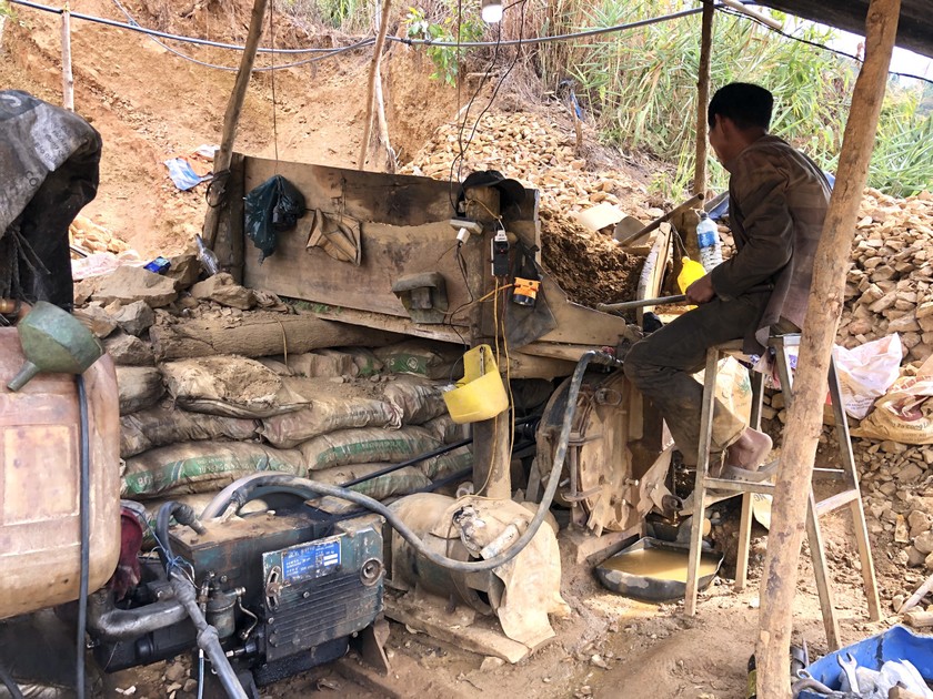 "Vàng tặc" lộng hành tại mỏ vàng Bồng Miêu gây thất thoát tài nguyên khoáng sản, ô nhiễm môi trường và mất an ninh trật tự.