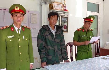 Lực lượng chức năng đọc lệnh bắt tạm giam đối với Nguyễn Minh Ngọc.