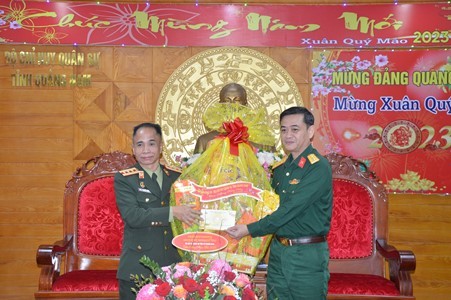 Bộ CHQS tỉnh Sê Koong chúc tết, tặng quà Bộ CHQS tỉnh Quảng Nam.