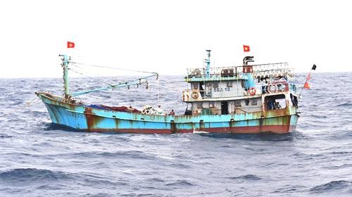 Tàu cá QNa 91559 bị gặp nạn trên biển.