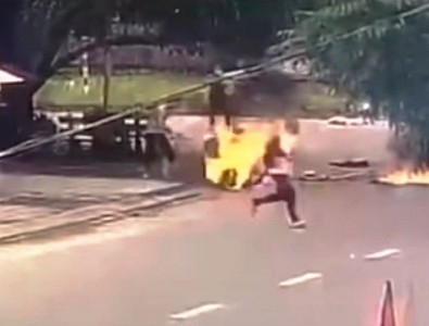 Mẹ chồng cùng nàng dâu ở tỉnh Quảng Nam đốt xăng khiến cô gái bị bỏng nặng (ảnh chụp từ clip)