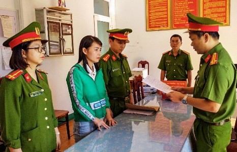 Cảnh sát tống đạt các quyết định đối với Đặng Thị Minh Kiều.