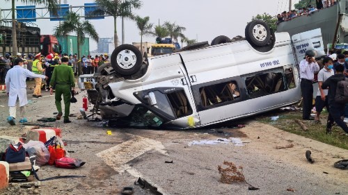 Hiện trường vụ tai nạn thảm khốc tại Quảng Nam làm 8 người tử vong và nhiều người bị thương.