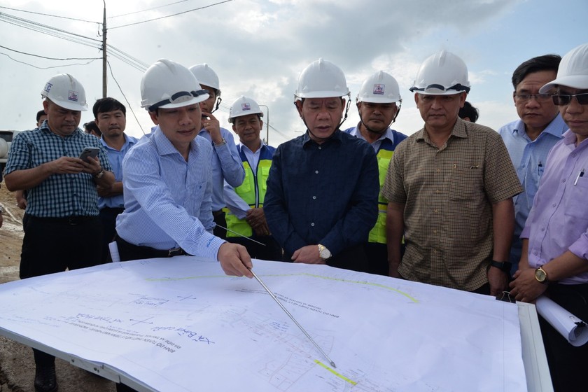 Chủ tịch UBND tỉnh Quảng Ngãi Đặng Văn Minh kiểm tra công trình cầu Trà Khúc 3 và đường từ trung tâm huyện lỵ Sơn Tịnh đi huyện Tư Nghĩa.